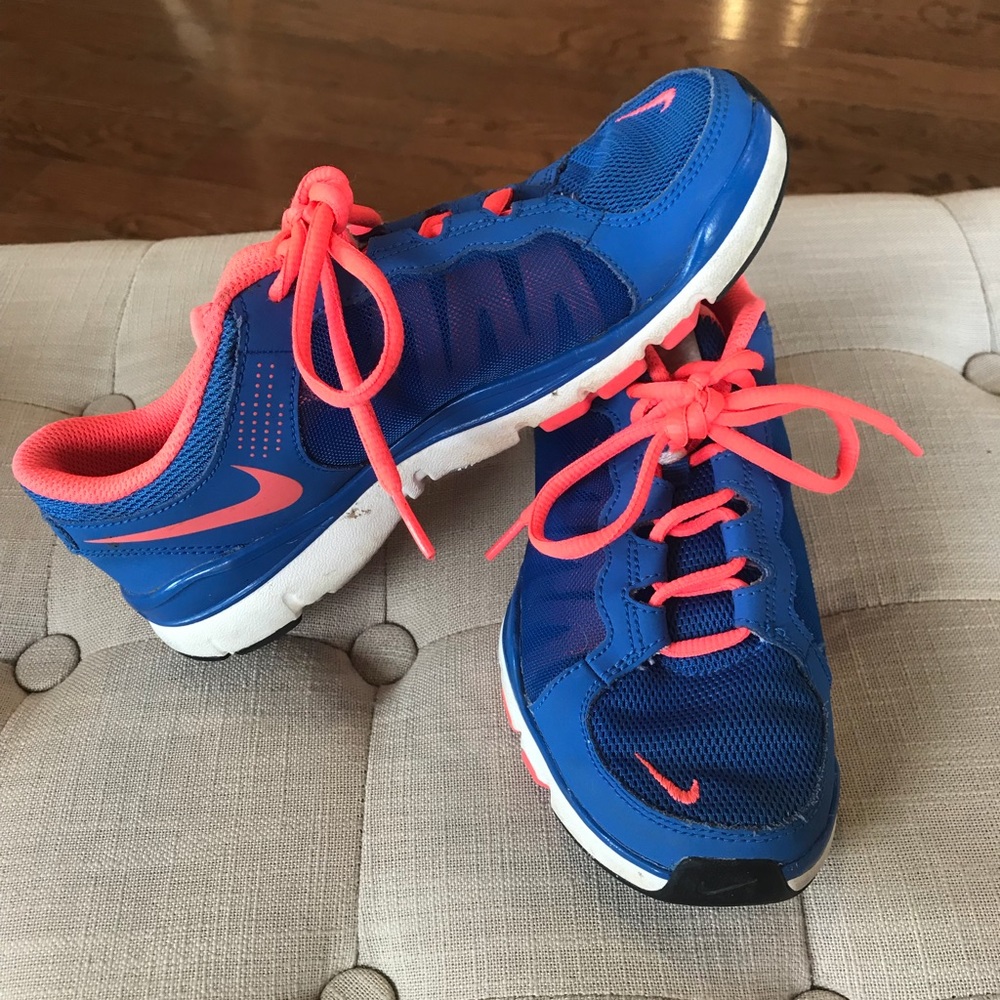Nike Breathe Tennis Shoes